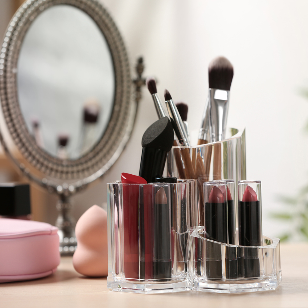 Hatékony fürdőszoba-rendszerezés néhány kozmetikai tároló segítségével