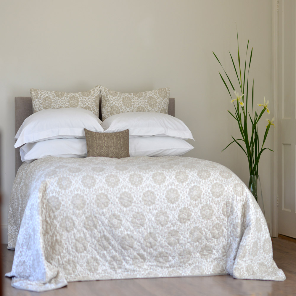 Plédek, takarók, steppelt ágytakarók, avagy a hálószoba díszei, amelyek öltöztetik a teret